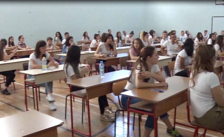PUBLIKOHEN DATAT/ Maturantët mbetës do të japin provime në gusht