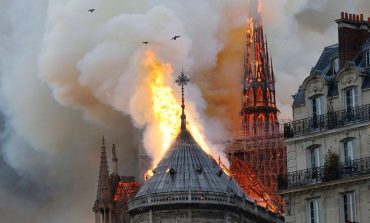 "E BËJ PËR PRINDËRIT E MI"/ Deputeti shqiptar jep 1 mijë euro nga rroga për Notre Dame