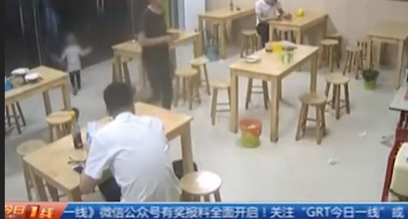 NUK KISHTE PARA PËR TË PAGUAR…/ Babai bën gjestin fatal me vajzën 2 vjeçare (VIDEO)