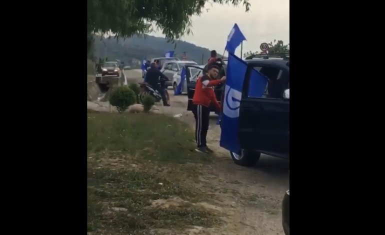 BASHA NË RROGOZHINË/ Militantët e PD e presin me këngën “Xhamadani” (VIDEO)