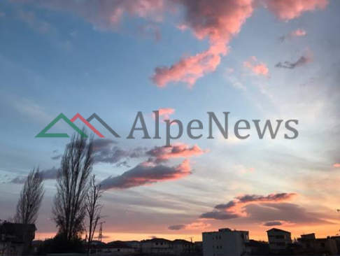 PERËNDIM NË TIRANË/ Kur e kuqërremtja “miksohet” me retë e mjegulllta (FOTO)
