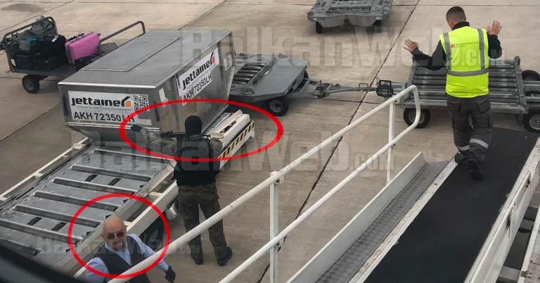 MOMENTI I KËRCËNIMIT/ Dalin PAMJET, ja grabitësit me armë në shkallët e avionit