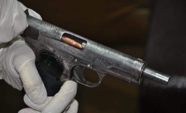 I BËNTE TË “FORTIN” POLICISË/ Nëpër qytet me pistoletë me plumb gati për t’u shkrepur, arrestohet… (FOTO)