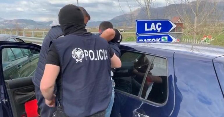 MERRNIN RRYSHFET PËR KOLAUDIMIN E MAKINAVE/ Goditet grupi në Lezhë, disa persona në pranga