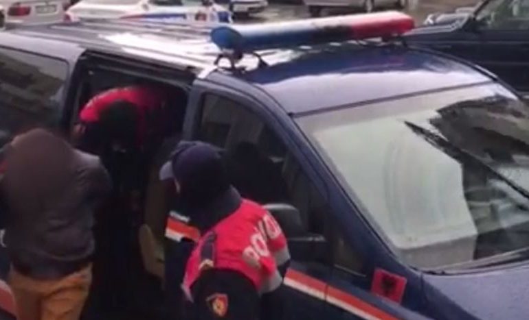 I SHPALLUR NË KËRKIM PREJ 2016/ Qytetarët identifikojnë 30 vjeçarin. Policia…