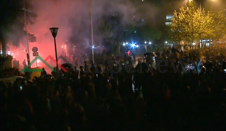 PROTESTA E OPOZITËS/ Militantët thyejnë xhamat e biznesit, përleshen me… (VIDEO)
