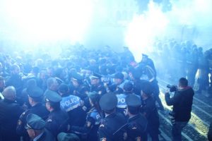 NË “KOHË” PROTESTASH/ Pse boshtisen zyrat e bashkive të opozitës, PS kërkon…