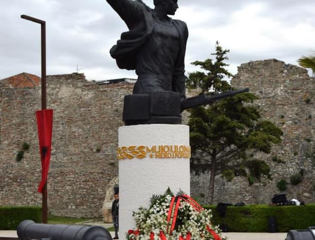 80 VITE NGA PUSHTIMI ITALIAN/ “Post of the day”. Në Durrës homazhe tek busti i heroit Mujo Ulqinaku (FOTO)