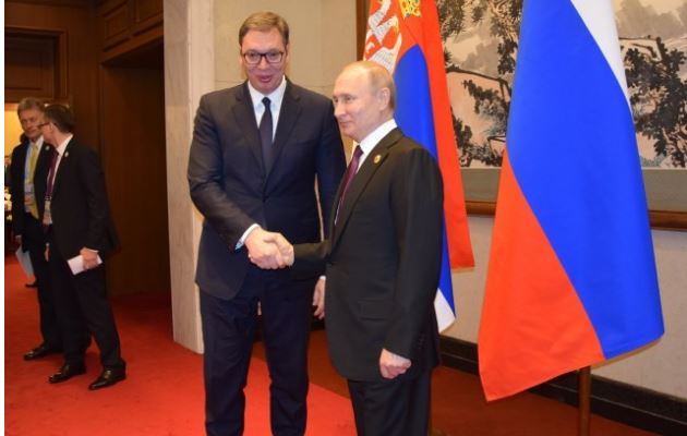 TAKIMI NË PEKIN/ Putin siguron Vuçiçin: Përballë Kosovës keni mbështetjen tonë