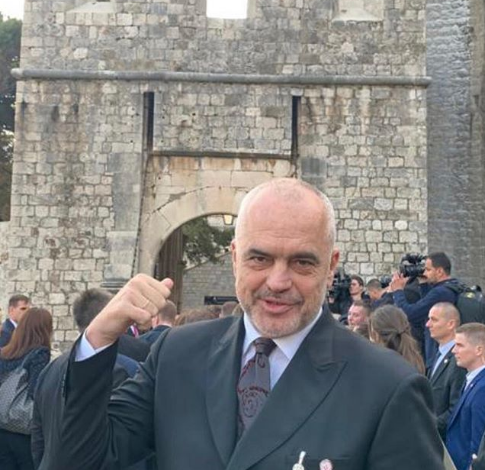 “FOTOLAJM”/ Kryeministri Rama fans i serialit që “çmendi” botën. Mesazh për opozitën?