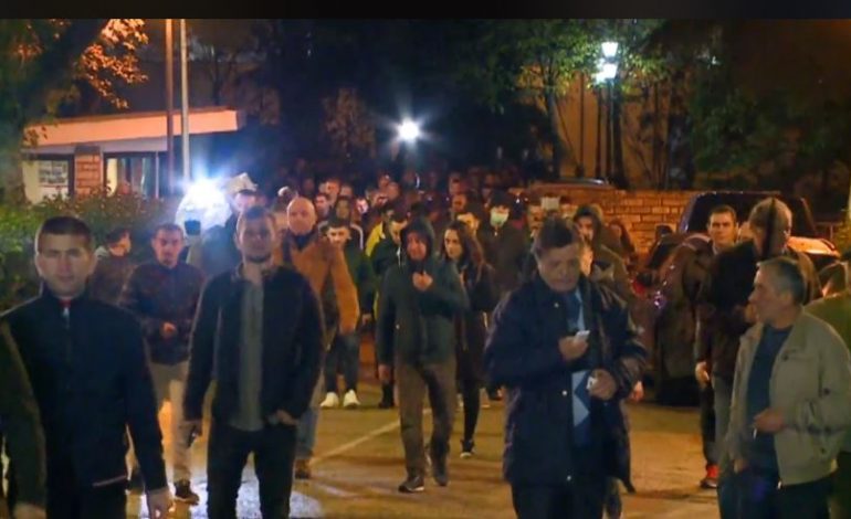MINUTË PAS MINUTE/ Përfundon aventura e opozitës, protestuesit nisen drejt PD