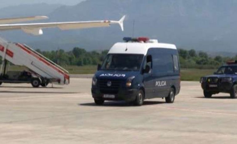 “TRAFIK I FEMRAVE PËR PROSTITUCION”/ Ekstradohet nga Athina shqiptari i dënuar me 15 vite burg (EMRI)