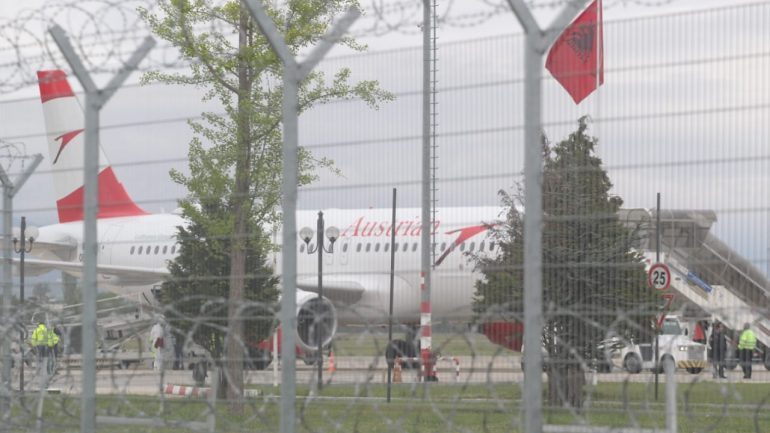 GRABITJA NË RINAS/ Supervjedhja në avionin e “Austrian Airlines”, reagon kompania