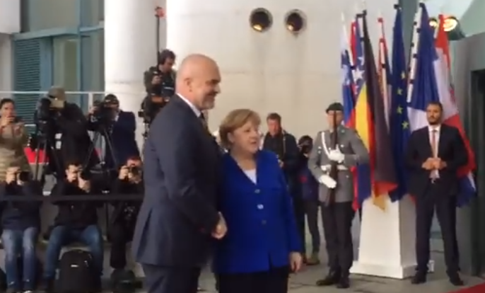 SAMITI NË BERLIN/ Ja momentet kur Rama dhe Merkel shtrëngojnë (VIDEO)