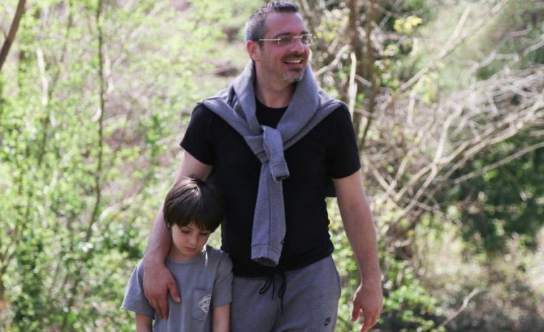 FOTOLAJM/ Saimir Tahiri bëhet baba për herë të dytë, publikon momentin emocionues, ja emri i veçantë