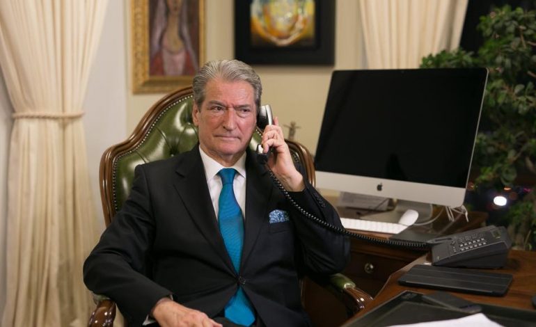 KRAHASON RAMËN ME ENVERIN/ Qytetarët i “sulen” Berishës: Harrove kur i rrije nga mbrapa si… (FOTO)
