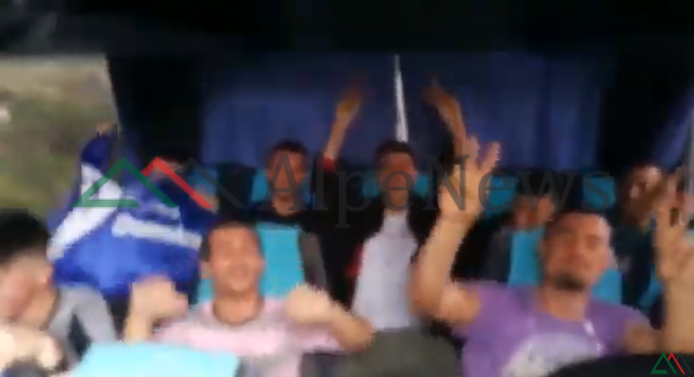 PROTESTA/ Nisen autobuzat drejt Tiranës. Me këngë dhe flamuj të PD ja çfarë bëjnë militantët (VIDEO)