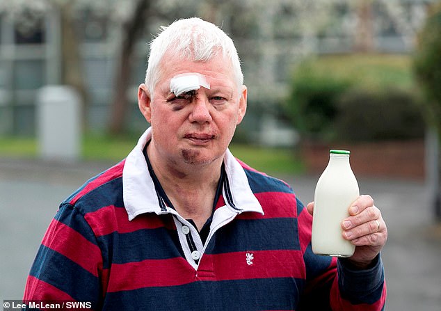 DOLI NË PENSION PASI E DHUNUAN/ Shitësi i qumështit HABIT me gjestin për klientët e tij  (FOTOT)