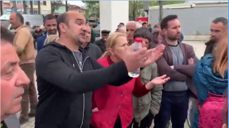 “E DUAM PËR FËMIJËT”/ Banorët e Kodër-Kamzës dalin në mbrojtje të shkollës së re: Do jemi këtu çdo ditë (VIDEO)