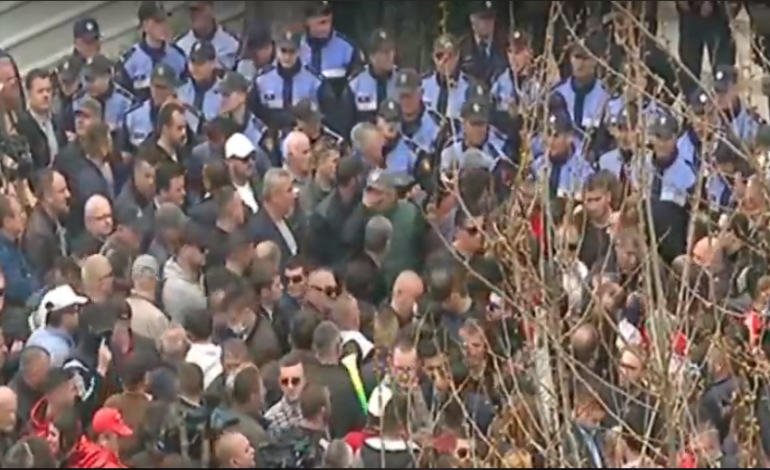 TENSIONE PARA KUVENDIT/ Tentohet të çahet kordoni, policia: Mos hidhni kapsolla, largoni personat me maska….