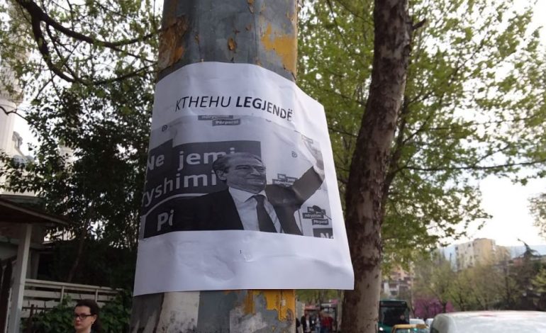 BASHA LARGOHET DREJT GJERMANISË/ Tirana mbushet me “TRAKTE” për Berishën: O Sali o hero gjithë, Shqipëria ty të do (FOTO)