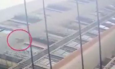 E PABESUESHME/ 6-vjeçarja bie nga kati i 26-të i kullës dhe mbijeton (VIDEO)