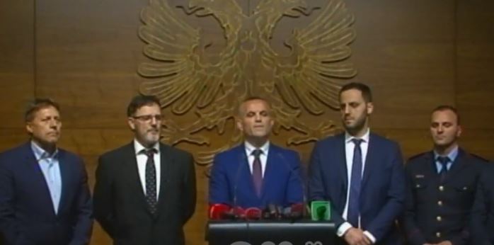 GRABITJA NË RINAS/ Policia, Ministria e Brendshme dhe TIA deklaratë të përbashkët: Merret kontrolli i…