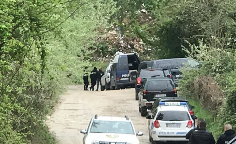 GRABITJA E PËRGJAKSHME NË RINAS/ 40 të shoqëruar. Gjendet një furgon me armë