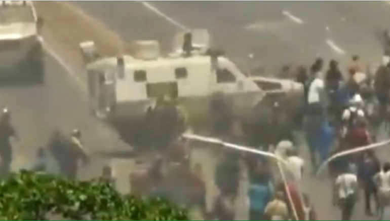TRONDITËSE/ Në Venezuelë makina e ushtrisë shtyp protestuesit (VIDEO)