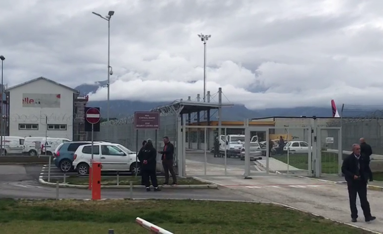 GRABITJA E PËRGJAKSHME NË RINAS/ Uniforma e veshur nga autorët është turke dhe e hequr nga…
