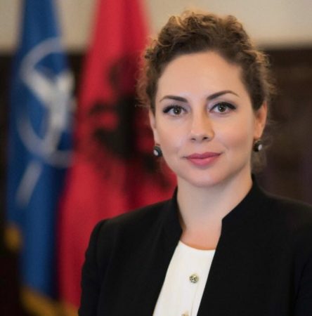 MESAZH PËR PASHKËT/ Ministrja Xhaçka urim special për efektivët e FA