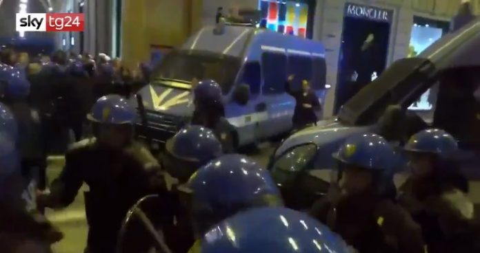 PAMJET NGA FIRENCE/ Turma tenton të çajë kordonin e policisë, efektivët i zbrapsin me… (VIDEO)