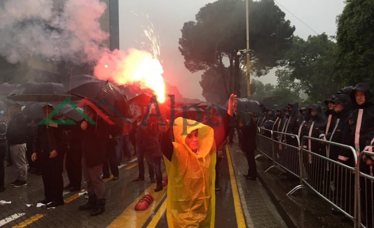 PROTESTA E OPOZITËS/ Sapo merr fjalën Basha, nisin FLAKËT, ja pamjet