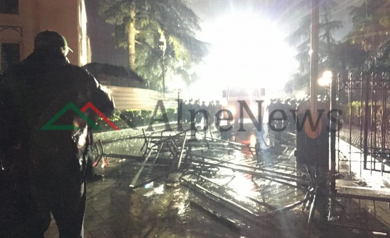 PROTESTA/ Militantët shkulin gardhin dhe e hedhin drejt policëve (PAMJET)