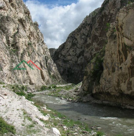 NË PERIFERI TË KUKËSIT/ Gryka e Vanave, aty ku shkëmbinjtë ngrihen si “thikë” mbi…
