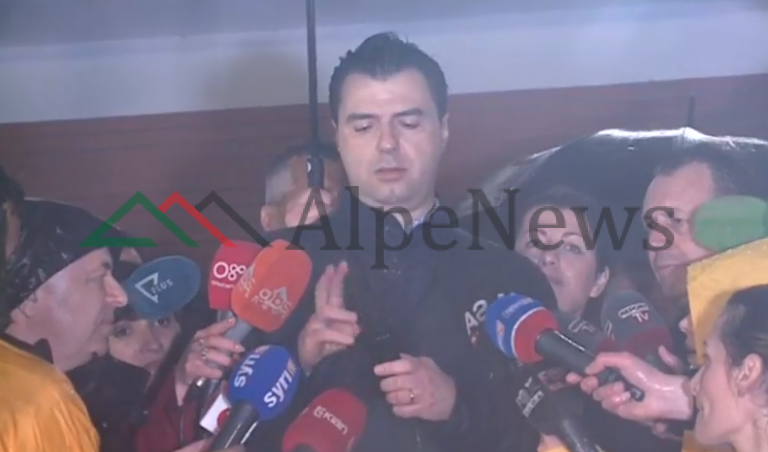 NUK I NDAHET “TERSI”/ Lulzim Bashës i prishet mikrofoni kur mban fjalim, por këndon HIMNIN