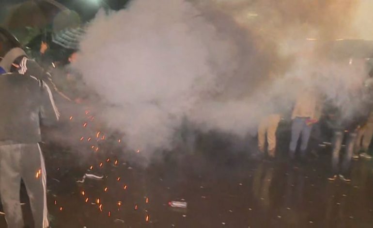 MARSHIMI TEK DREJTORIA E POLICISË/ “Shpërthejnë” kapsollat, LËNDOHET një efektiv (VIDEO)