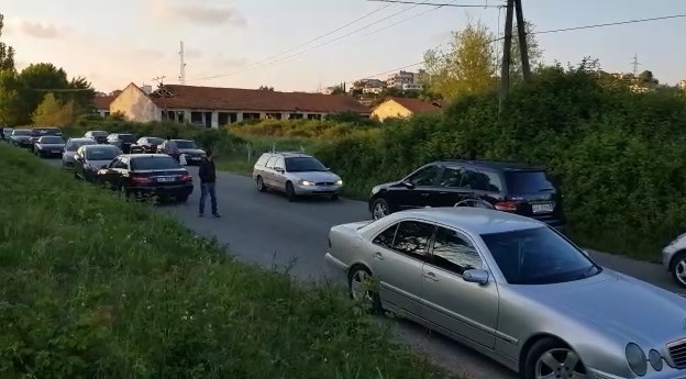 OPOZITA BLLOKON RRUGËT/ Udhëtarët shmangin protestuesit, i lënë “vetëm”