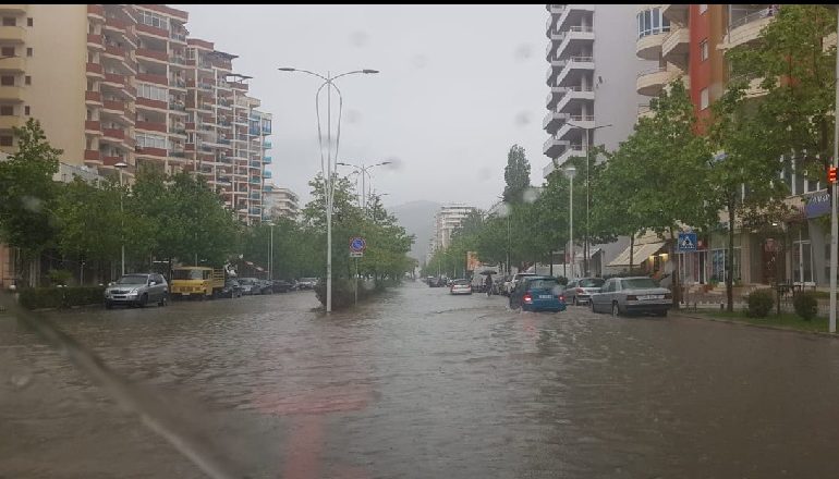 VLORA “PUSHTOHET” NGA UJI/ Vështirësohet qarkullimi në këto akse rrugore