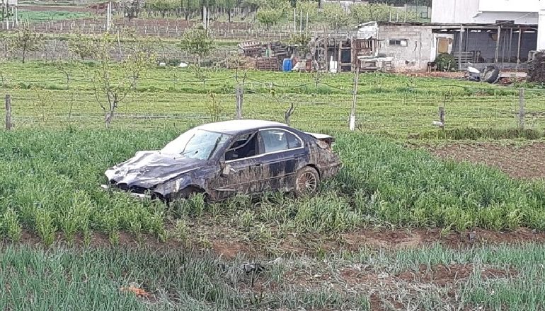 E RËNDË NË KORÇË/ Makina rrokulliset 4 herë dhe përfundon në arë, plagosen dy të rinj