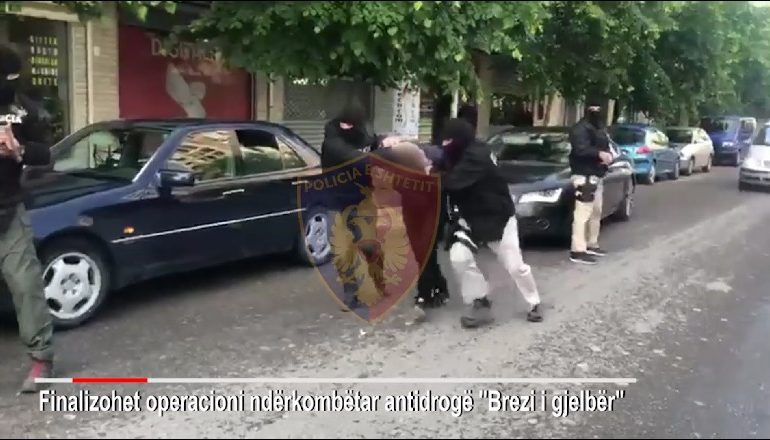 I LIRUAR NGA BURGU NË GREQI PËR DROGË/ Kush është “KOSTA” kreu i grupit që bënte trafik droge me çantat e shpinës (EMRI)