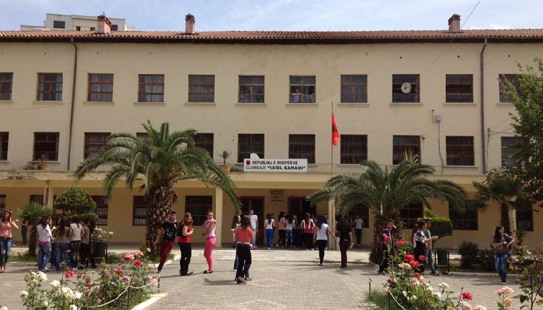 E RËNDË NË ELBASAN/ Nxënësi SULMON shokët në shkollë me bombol zjarrfikëseje, 7 prej tyre…