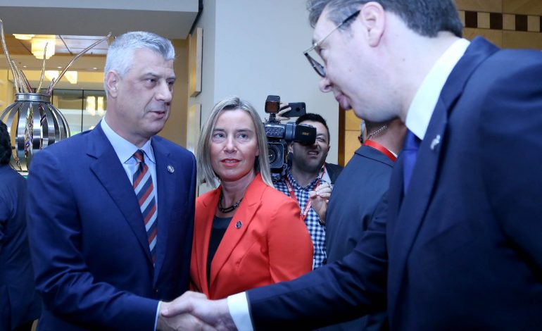 LIDERËT E BALLKANIT NË TIRANË/ Vuçiç “injoron” Metën dhe Presidenten kroate (FOTO+VIDEO)