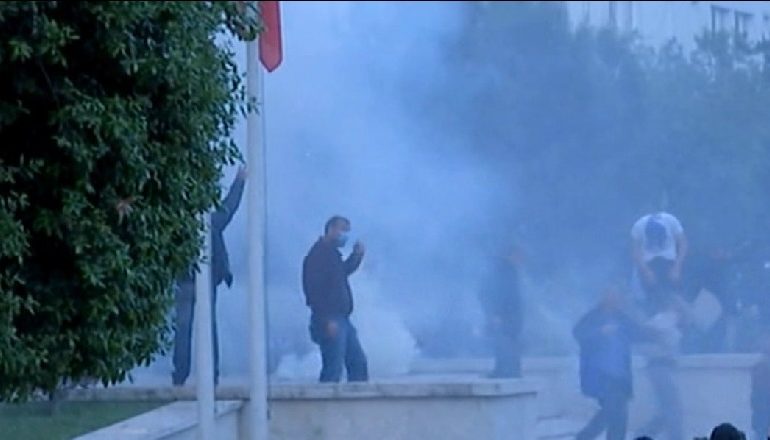 PAS “ÇMENDJES” TË PROTESTUESËVE/ Policia shpërndan turmën me gaz lotsjellës