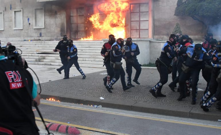 PROTESTA/ Plagosen GJASHTË efektivë policie dhe një protestues nga BOMBAT MOLOTOV