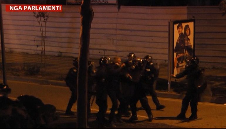PROTESTA E DHUNSHME/ Forcat Speciale arrestojnë në flagrancë Sait Dollapin tek Parlamenti