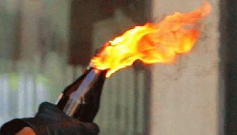 HODHËN BOMBA MOLOTOV/ Basha i jep “forcë” militantëve: Ju jeni të burgosur politik (VIDEO)