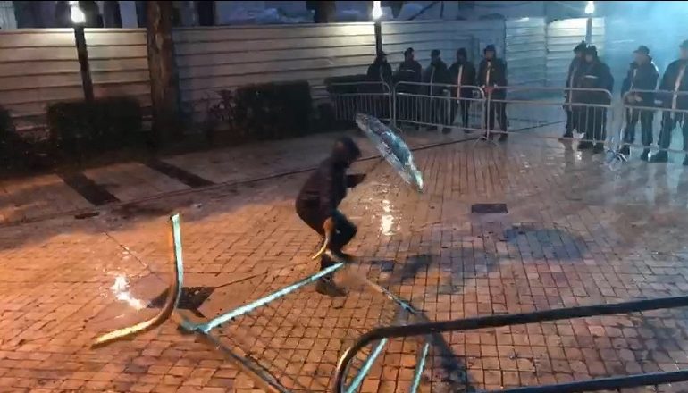 MARSHIMI TEK PARLAMENTI/ Protestuesit shkulin gardhin metalik, Basha “në telefon”