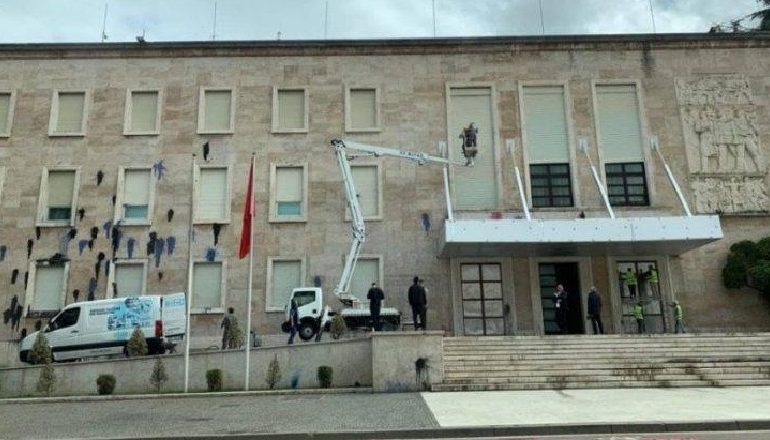 PAS PROTESTËS SË DHUNSHME/ Kryeministria pastrohet nga boja e opozitës