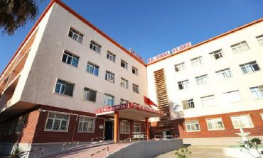 E RËNDË/ Vdes PACIENTI në Vlorë, familjarët DHUNOJNË mjekun
